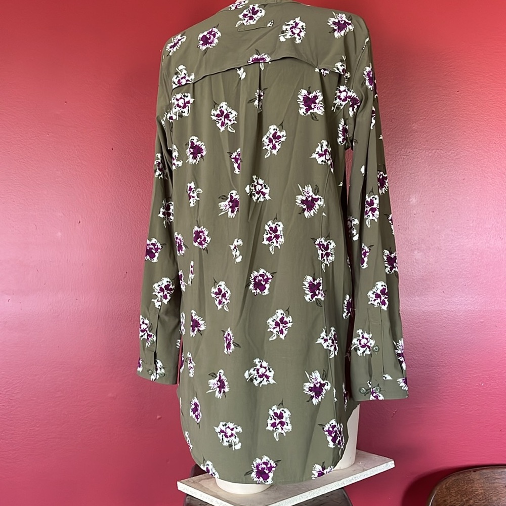 BNWOT Duluth trading company, green floral top - Picture 9 of 16